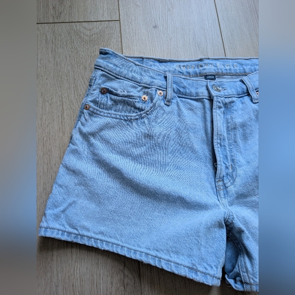 American Eagle Strigid Mid Rise Light Wash Jean Short - Picture 3 of 6
